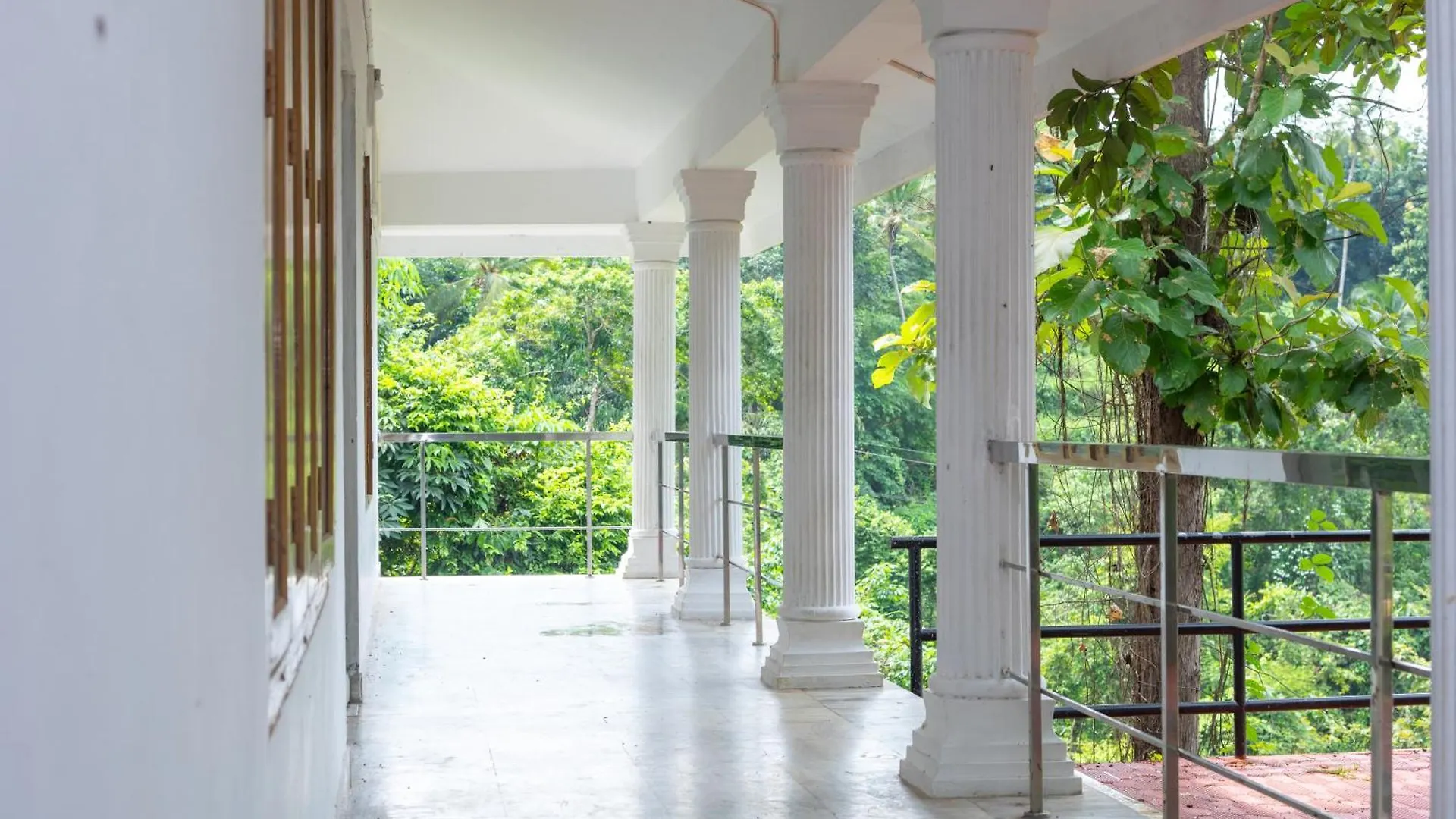 Resort Aruvikuzhy Waterfalls Villa Kozhancheri